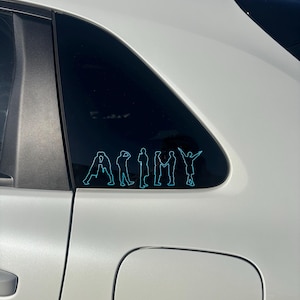 Puede incluir: Una calcoman&iacute;a de vinilo azul claro aplicada en la ventana de un coche, que muestra la palabra ARMY formada por las siluetas de siete figuras en varias poses, con cada letra delineada por una fina l&iacute;nea de color azul cian brillante.