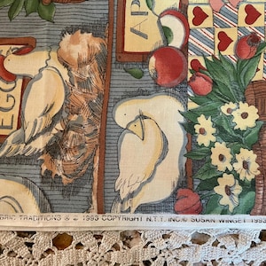 K&ouml;nnte beinhalten: Ein farbenfroher Stoff mit einem sich wiederholenden Muster aus H&uuml;hnern, Eiern, Herzen und Blumen. Der Stoff hat den Text "Fabric Traditions & 1993 Copyright N.T.T. Inc. Susan Winget 1993 # 1870" unten aufgedruckt.
