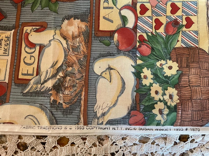 K&ouml;nnte beinhalten: Ein farbenfroher Stoff mit einem sich wiederholenden Muster aus H&uuml;hnern, Eiern, Herzen und Blumen. Der Stoff hat den Text "Fabric Traditions & 1993 Copyright N.T.T. Inc. Susan Winget 1993 # 1870" unten aufgedruckt.