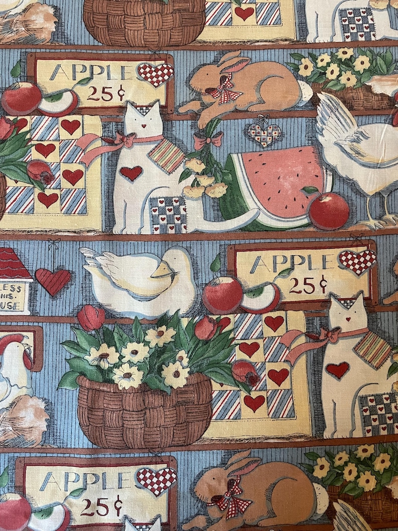 K&ouml;nnte beinhalten: Ein farbenfroher Stoff mit einem sich wiederholenden Muster aus Nutztieren, Obst und Blumen. Der Stoff zeigt eine wei&szlig;e Katze, ein braunes Kaninchen, ein wei&szlig;es Huhn, eine wei&szlig;e Taube, eine Wassermelone, &Auml;pfel und einen Korb mit gelben Blumen. Der Stoff zeigt auch ein Schild mit der Aufschrift "Apple 25&cent;".