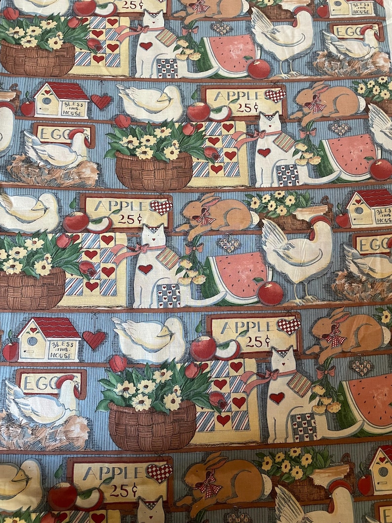 K&ouml;nnte beinhalten: Ein farbenfroher Stoff mit einem sich wiederholenden Muster aus Nutztieren, Obst und Blumen. Das Muster enth&auml;lt H&uuml;hner, Kaninchen, Katzen, Wassermelonen, &Auml;pfel und Blumen in einem Korb. Der Stoff hat einen blau-wei&szlig; gestreiften Hintergrund mit roten Herzen und einem karierten Muster.
