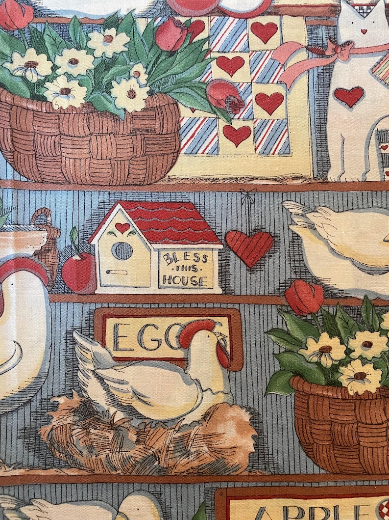 K&ouml;nnte beinhalten: Ein Vintage-Stoff mit einem sich wiederholenden Muster einer Bauernhausk&uuml;che auf einem blau-wei&szlig; karierten Hintergrund. Das Muster enth&auml;lt ein Vogelhaus mit den Worten "Bless This House", einen Blumenkorb, ein Huhn im Nest und eine Katze mit Herzen auf dem K&ouml;rper.