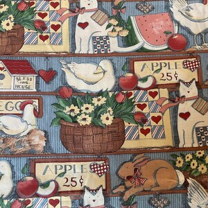 K&ouml;nnte beinhalten: Ein farbenfroher Stoff mit einem sich wiederholenden Muster aus Nutztieren, Fr&uuml;chten und Blumen. Der Stoff zeigt eine wei&szlig;e Katze, ein wei&szlig;es Huhn, ein braunes Kaninchen, eine wei&szlig;e Ente und einen roten Apfel. Der Stoff zeigt auch den Text "Apple 25&cent;" und "Bless This House".