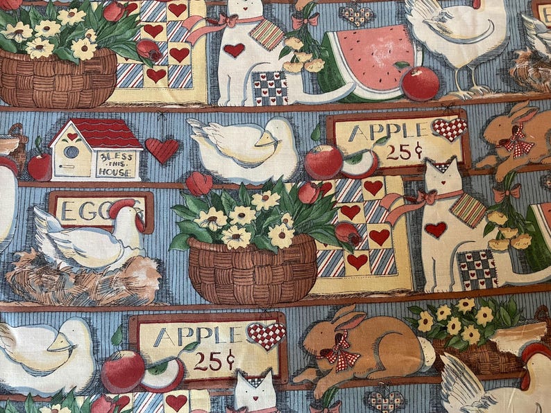 K&ouml;nnte beinhalten: Ein farbenfroher Stoff mit einem sich wiederholenden Muster aus Nutztieren, Fr&uuml;chten und Blumen. Der Stoff zeigt eine wei&szlig;e Katze, ein wei&szlig;es Huhn, ein braunes Kaninchen, eine wei&szlig;e Ente und einen roten Apfel. Der Stoff zeigt auch den Text "Apple 25&cent;" und "Bless This House".