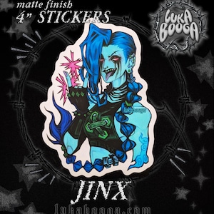 Peut inclure: Un autocollant mat de 10 cm de diamètre représentant Jinx de League of Legends. L'autocollant est bleu et vert vif avec un design noir et blanc. L'autocollant porte le texte "Jinx" et "lukabooga.com".