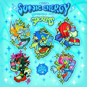 Peut inclure: Une planche d'autocollants représentant des personnages de dessins animés de la franchise Sonic the Hedgehog, chacun tenant une canette de boisson "Sonic Energy". Les personnages incluent Sonic, Tails, Knuckles, Shadow et Amy Rose, avec un fond bleu clair et le texte "Sonic Energy" et "Stickers".