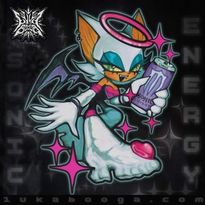 Puede incluir: Una ilustración gráfica que muestra un personaje de murciélago blanco con un halo rosa, sosteniendo una lata de bebida energética morada etiquetada como Chaos Sonic Energy. El personaje tiene alas negras, detalles rosas y dientes afilados. El fondo es negro con estrellas rosas y el texto Sonic Energy y lukabooga.com.