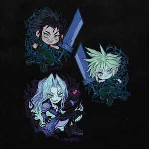 Puede incluir: Tres personajes de dibujos animados del videojuego Final Fantasy VII. Los personajes son Cloud, Sephiroth y Zack. Cada personaje está representado en un estilo chibi con ojos grandes y una expresión juguetona. Los personajes están rodeados de un fondo oscuro con un patrón de remolino.