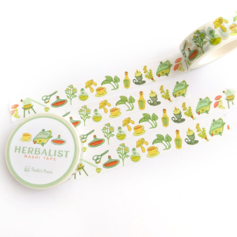 K&ouml;nnte beinhalten: Eine Rolle Washi-Tape mit einem gr&uuml;n-gelb-orangenen Muster. Das Band zeigt Illustrationen eines Buches, eines Kessels, einer Flasche, einer Tasse, einer Blume, einer Schleife und eines Blattes. Das Band ist mit "Herbalist Washi Tape" und "Rootie's Pixie" beschriftet.