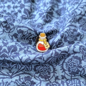 Mini pin esmaltado de poción roja: accesorio de mago de D&D