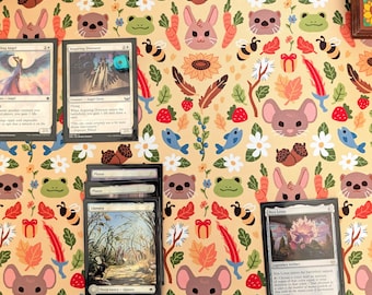 Tappetino da gioco Bloomburrow, Creature della Foresta, Tappetino per gioco di carte collezionabili MTG, 14 x 24 pollici