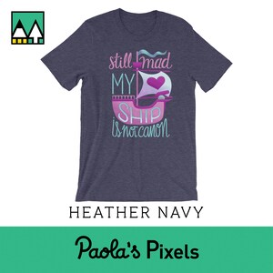 K&ouml;nnte beinhalten: Heather-Marineblaues T-Shirt mit einem pinkfarbenen und blauen Schiffsmotiv und dem Text "still mad my ship is not canon".