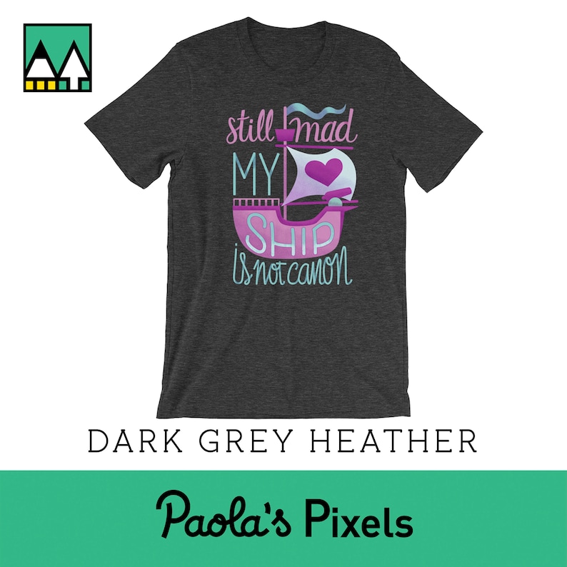 K&ouml;nnte beinhalten: Dunkelgraues Heather-T-Shirt mit dem Text "still mad my ship is not canon" in blauer und lila Schrift. Ein pinkfarbenes Schiff mit einem Herzsegel befindet sich in der Mitte des Textes.