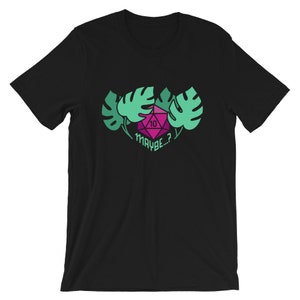 Puede incluir: Camiseta negra con un gr&aacute;fico verde y rosa de un dado con el n&uacute;mero 10 y el texto "MAYBE...?" rodeado de hojas verdes.