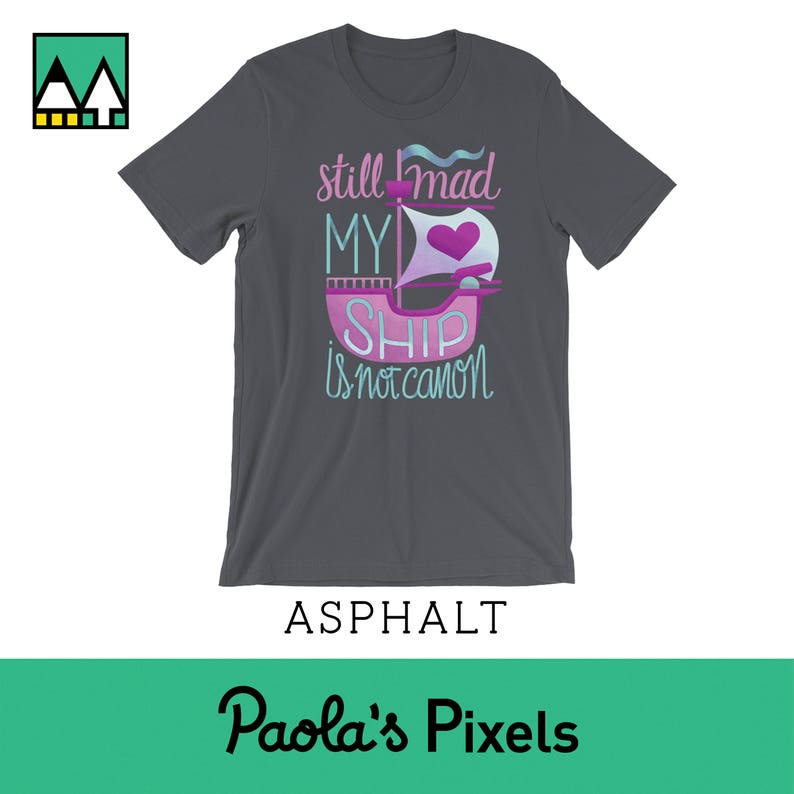 K&ouml;nnte beinhalten: Ein dunkelgraues T-Shirt mit dem Text "still mad my ship is not canon" in rosa, lila und blauen Buchstaben. Der Text wird von einem rosafarbenen Schiff mit einem herzf&ouml;rmigen Segel begleitet.