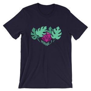 Puede incluir: Camiseta azul marino con un gr&aacute;fico de dados verde y rosa y el texto "MAYBE...?" rodeado de hojas tropicales verdes.