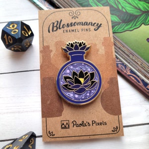 Pin de esmalte de poción de loto negro, pin de esmalte de mazmorras y dragones, pin de alquimista de DnD, pin mágico