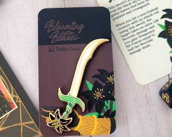 Lily Scimitar Emaille Pin: Dungeons and Dragons Schwert mit Gegenstandskarte