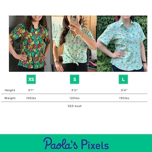 Puede incluir: Tres mujeres vistiendo diferentes tallas de una camisa de botones de manga corta con estampado verde y azul. La camisa tiene un corte holgado y un cuello. Las mujeres est&aacute;n de pie frente a un fondo blanco. Las tallas son XS, S y L. La altura y el peso de cada mujer se enumeran debajo de la talla.
