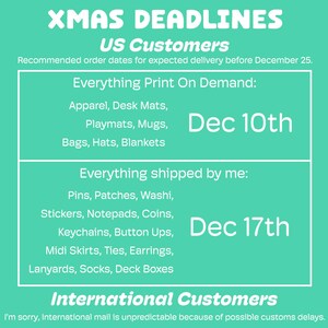 Pu&ograve; includere: Una grafica turchese e bianca con il testo "XMAS DEADLINES" e "US Customers". La grafica elenca le date di ordine consigliate per la consegna prevista prima del 25 dicembre. La grafica elenca due categorie: "Tutto Stampa su Richiesta" con una scadenza del 10 dicembre e "Tutto spedito da me" con una scadenza del 17 dicembre. La grafica include anche il testo "Clienti Internazionali" e una nota che indica che la posta internazionale &egrave; imprevedibile a causa di possibili ritardi doganali.