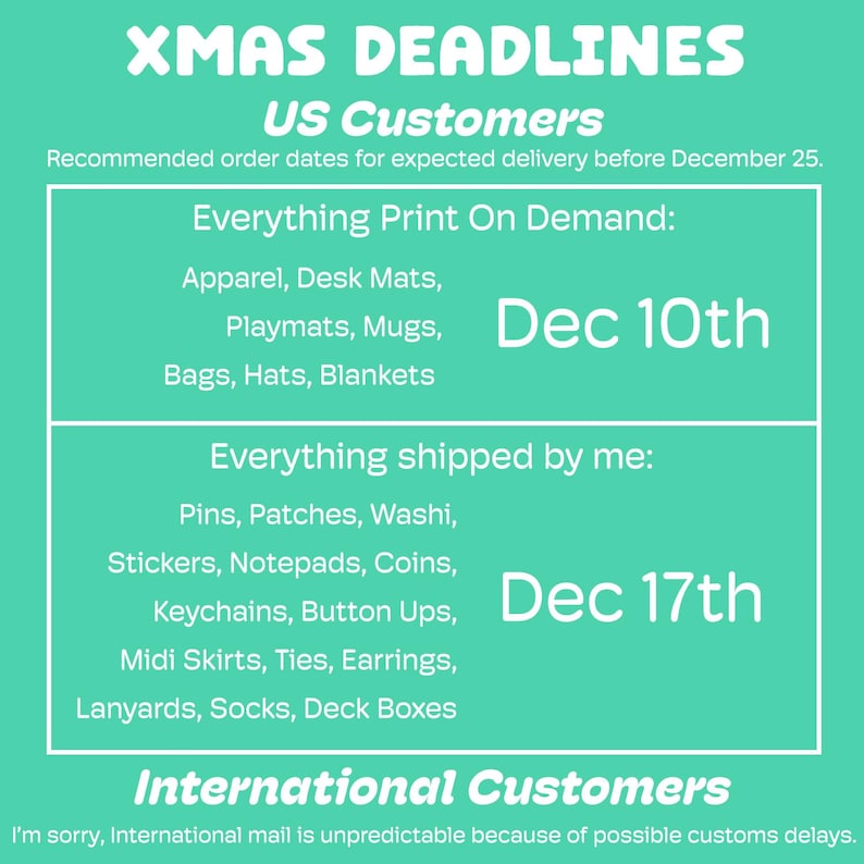 Pu&ograve; includere: Una grafica turchese e bianca con il testo "XMAS DEADLINES" e "US Customers". La grafica elenca le date di ordine consigliate per la consegna prevista prima del 25 dicembre. La grafica elenca due categorie: "Tutto Stampa su Richiesta" con una scadenza del 10 dicembre e "Tutto spedito da me" con una scadenza del 17 dicembre. La grafica include anche il testo "Clienti Internazionali" e una nota che indica che la posta internazionale &egrave; imprevedibile a causa di possibili ritardi doganali.