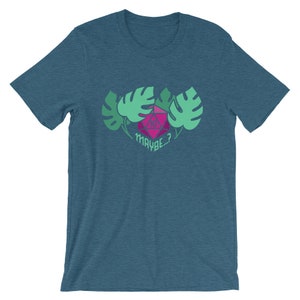 Puede incluir: Una camiseta azul turquesa con un gr&aacute;fico rosa y verde de un dado de diez caras rodeado de hojas. El texto "MAYBE...?" est&aacute; debajo del dado.