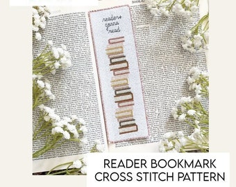 Puede incluir: Un patrón de punto de cruz para un marcapáginas con una pila de libros con el texto "Readers gonna read".