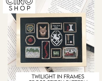 Op de afbeelding: Een kruissteekpatroon voor een Twilight-project. Het patroon heeft een zwarte achtergrond met verschillende afbeeldingen in frames, waaronder een wolf, een appel, een boom, een vampier, een auto en de woorden "forks" en "hap-hap-hoo". De titel "Twilight in Frames Cross Stitch Pattern" wordt onder de afbeelding weergegeven.