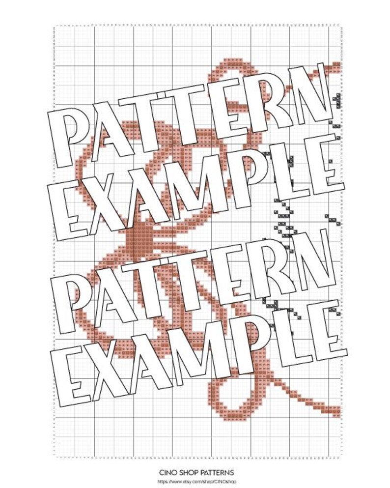 Op de afbeelding: Een kruissteekpatroonvoorbeeld op een rasterachtergrond. Het ontwerp is in bruintinten en bevat de woorden "PATTERN EXAMPLE" tweemaal herhaald. De afbeelding bevat de winkelnaam en het websiteadres onderaan.
