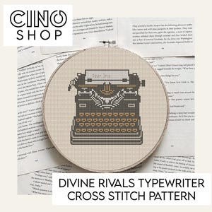 Può includere: Uno schema di punto croce per una macchina da scrivere vintage con il testo "Dear Jane" in alto. Il motivo è in uno schema di colori marrone e nero ed è incorniciato in un cerchio di legno. Il testo "Divine Rivals Typewriter Cross Stitch Pattern" è sotto il cerchio.