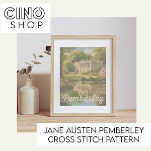 Pode incluir: Um padrão de ponto cruz emoldurado de Pemberley, a propriedade fictícia do romance Orgulho e Preconceito de Jane Austen. A imagem representa uma grande casa branca com um gramado verde e um lago em primeiro plano. O texto "Pemberley" é bordado em branco abaixo da casa.