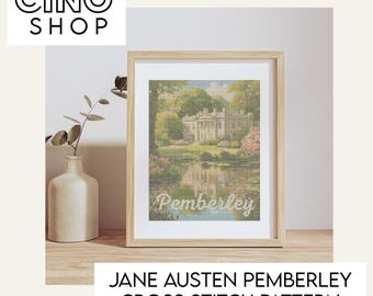 Op de afbeelding: Een ingelijst kruissteekpatroon van Pemberley, het fictieve landgoed uit Jane Austens Pride and Prejudice. De afbeelding toont een groot, wit huis met een groene gazon en een meer op de voorgrond. De tekst "Pemberley" is in wit onder het huis gestikt.