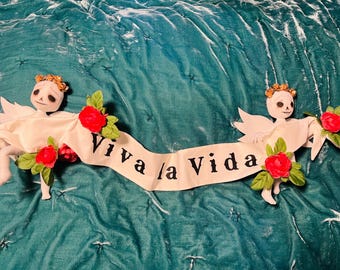 Viva la Vida Banner, Frida Kahlo Scheletro Cherubino Tessuto Art Doll Ghirlanda