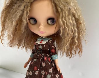Muñeca Blythe personalizada: cabello de mohair implantado con rostro personalizado.