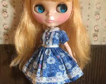 Vestito per bambola Blythe, gattini e lune floreali blu, rifiniture in pizzo