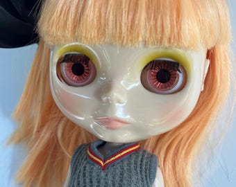 Muñeca Blythe - RBL Simply Mango original Takara 2010, con traje y túnica de estudiante mágicos.