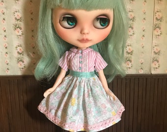 Vestito Blythe, Liberty of London, abito blu e rosa a righe con fiori, vestiti per bambole, corpi di dimensioni Blythe, Licca Takara pure neemo Kenner