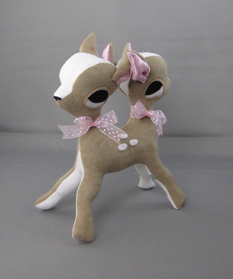 Tweekoppig fawn hert met dubbele kop, op bestelling gemaakt, Siamese tweeling lichtbruin freak circus bosvriend pluche softsculptuur