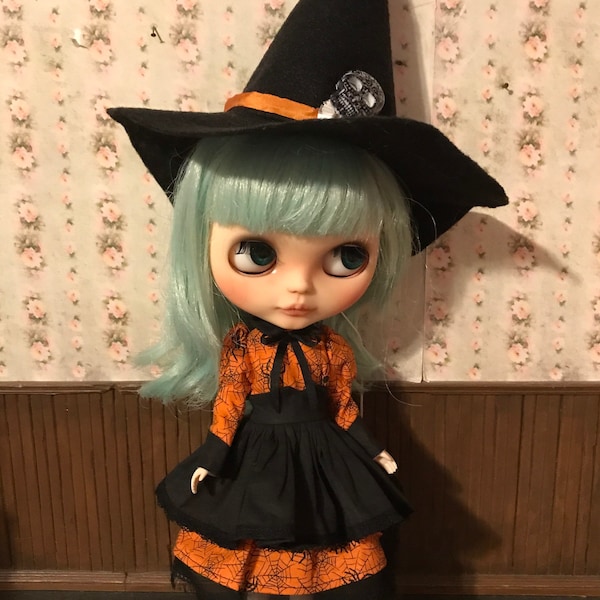 Blythe Witch Halloween Dress, Black and Orange dress with black pinafore doll clothes blythe size bodies, Licca Takara pure neemo Kenner