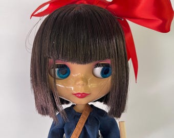 Muñeca Blythe - Prima Doll Ebony, Takara original 2007, con el atuendo de Kiki, la aprendiz de bruja.