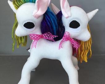 Unicorno a due teste a doppia estremità, fatto su ordinazione, arcobaleno magico gemelli congiunti rosa o bianco, FATTO SU ORDINAZIONE freak circus peluche morbida scultura morbida