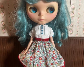 Vestito Blythe, Liberty of London blu e rosso floreale con camicia davanti, vestiti per bambole, corpi di dimensioni Blythe, Licca Takara pure neemo Kenner