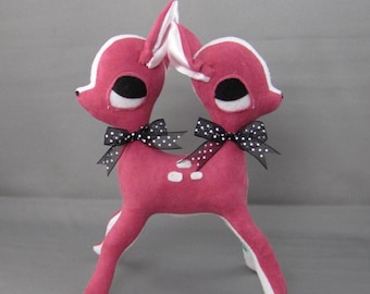 Cervo a due teste e due estremità, rosa scuro, realizzato su ordinazione, scultura morbida di peluche con due gemelli siamesi, amico del circo e della foresta