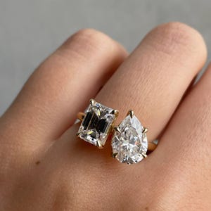 14k Solid Emerald & Pear Toi et Moi Ring, 4 CT Moissanite Ring, you and me ring, Promise Ring, Anniversary gift for her, gift for her