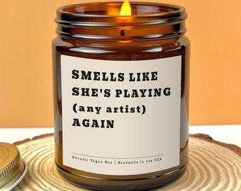 Vela de regalo con el mensaje "Huele como si estuviera tocando de nuevo", regalo personalizado para amantes de la música, regalo de artista favorito para amigas, regalo de concierto, fanática de 9 oz