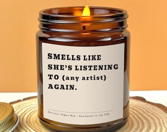 Riecht wie sie wieder zuhört Musikliebhaber Kerze Lustige Kerze Musikfan Geschenke Personalisierte Kerze Geschenk für Freund Bestie