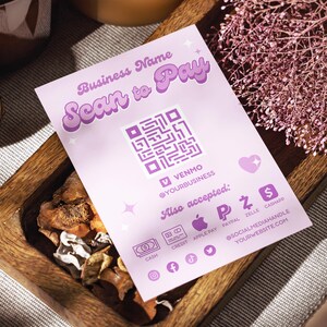 Puede incluir: Una tarjeta morada y blanca con el texto "Business Name Scan to Pay" y un código QR. La tarjeta también enumera varios métodos de pago, incluidos Venmo, Apple Pay, PayPal, Zelle, Cash App y tarjetas de crédito. El texto "@SOCIALMEDIAHANDLE YOURWEBSITE.COM" también está incluido.