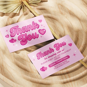 Puede incluir: Tarjetas de agradecimiento rosas con una fuente retro y corazones. El texto de la tarjeta dice "Gracias" e incluye un código de descuento para el próximo pedido.