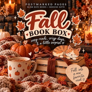 Può includere: Un set Fall Book Box con una pila di libri legati da un nastro marrone, sormontata da un'illustrazione di un gatto soriano arancione che dorme. Include una tazza con motivo a zucche e un cartello a forma di cuore con la scritta Fall into a new favorite read.