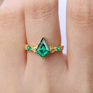 Anel de noivado vintage com folha de esmeralda, delicado anel de casamento com esmeralda em corte de pipa, anel de promessa de noiva com pipa personalizado, presente de aniversário para mulheres